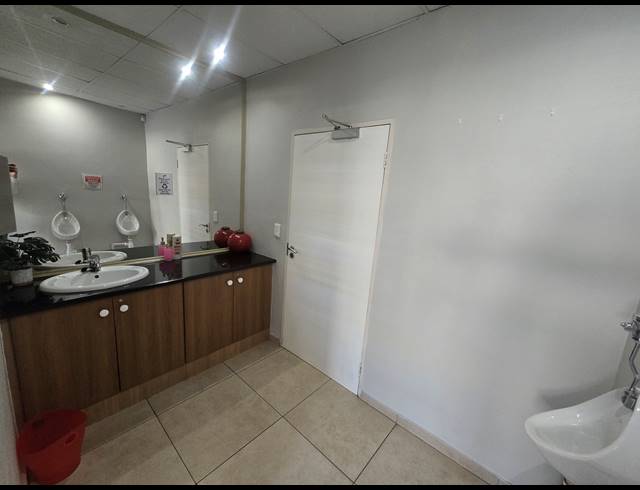 1,300M² OFFICE FOR SALE IN ILLIONDALE